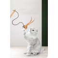 Feather Interactive Cat que juega con el teaser de juguete